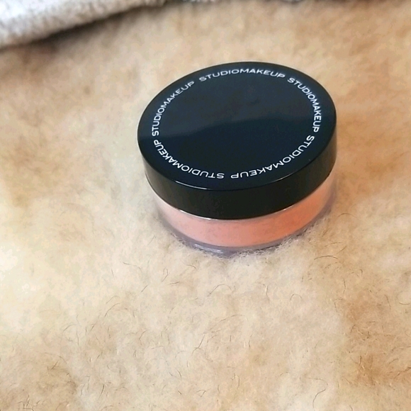 Studio Makeup Luminous Loose Blush - Picture 1 of 2